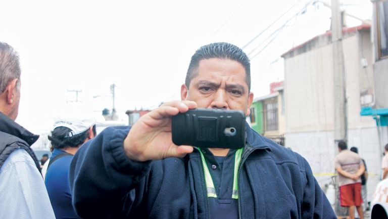 Policías impiden que reporteros realicen su labor