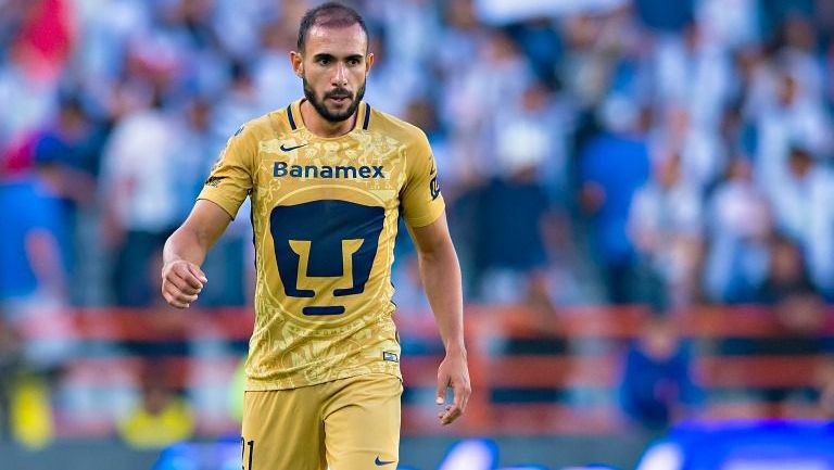 Castro durante un juego con Pumas