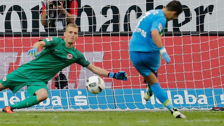 Chicharito anotando un gol de penalti