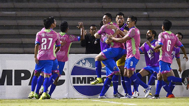 Los jugadores de Alebrijes festejan tras el gol de Fernández