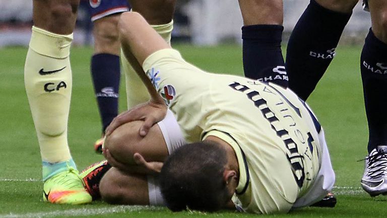 Paul Aguilar se lamenta tras lesionarse la rodilla