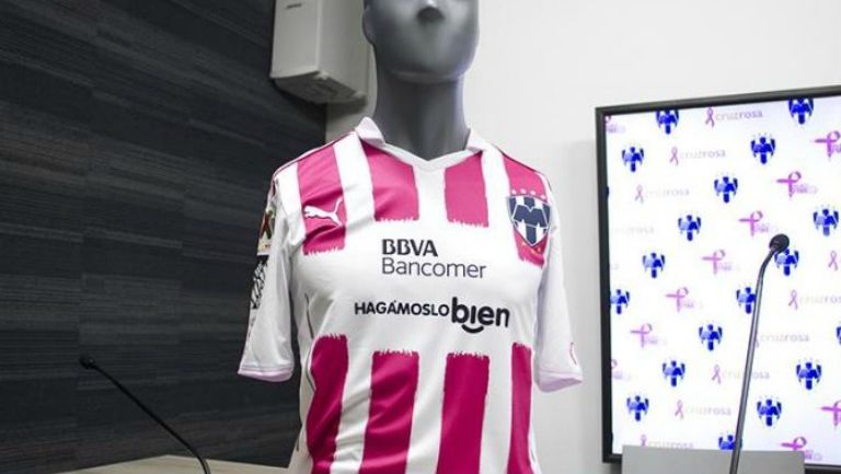 Playera rosa de Rayados