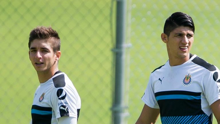 Isaac Brizuela y Alan Pulido en un entrenamiento de Chivas