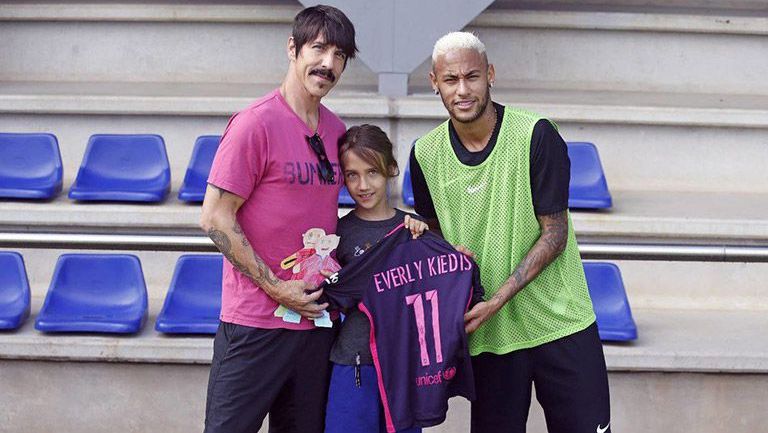 Anthony Kiedis y su hijo posan junto a Neymar