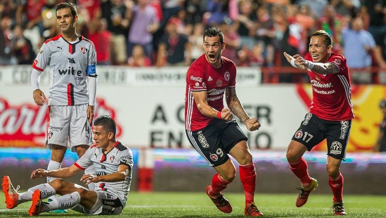 Jugadores de Xolos celebran el gol del triunfo