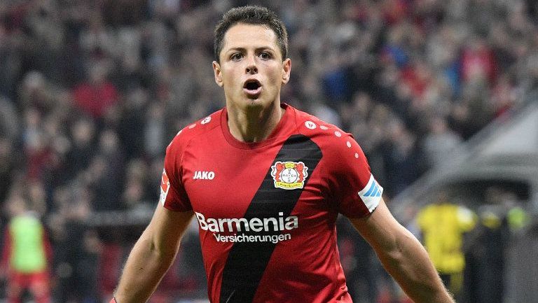 Chicharito festeja una anotación con el Bayer Leverkusen