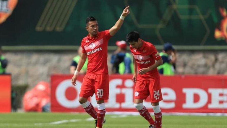 Fernando Uribe en festejo de gol levanta la mano al cielo