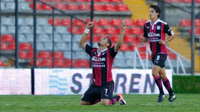 Camilo Sanvezzo festeja el gol del empate