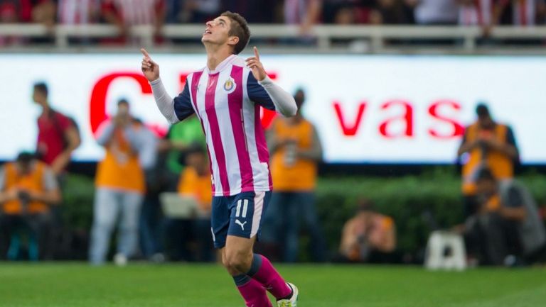 Brizuela festeja un gol con Chivas