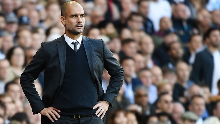 Pep Guardiola pensativo tras perder el invicto con el City