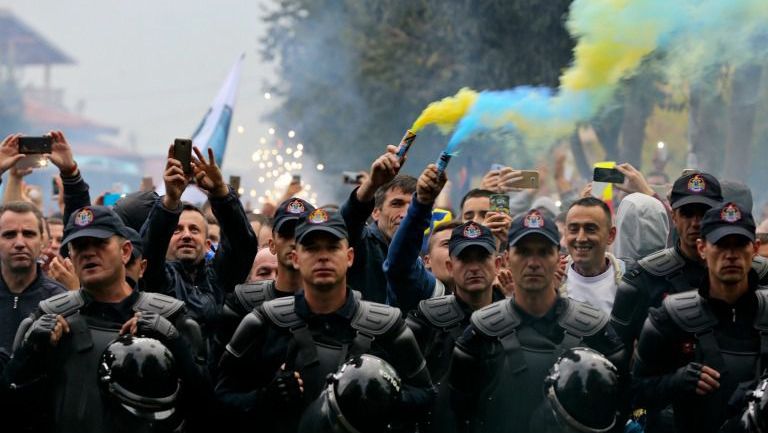 La policía custodia la llegada de aficionados de Kosovo al estadio donde su selección jugó frente a Croacia
