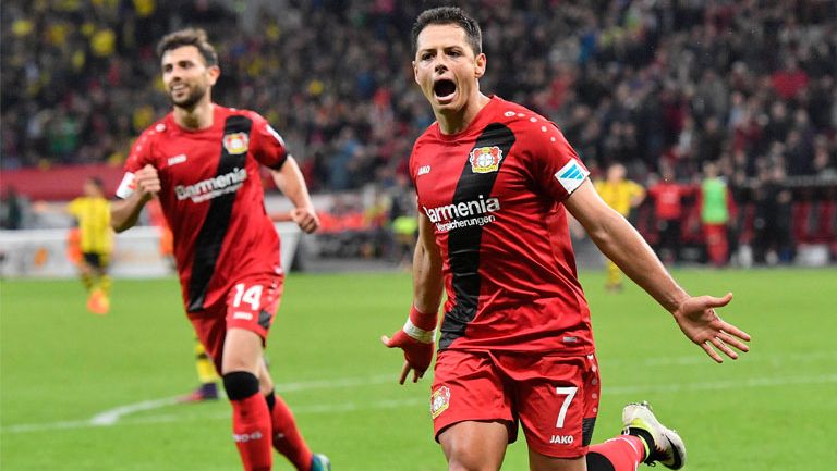 Chicharito festeja gol frente a Borussia Dortmund