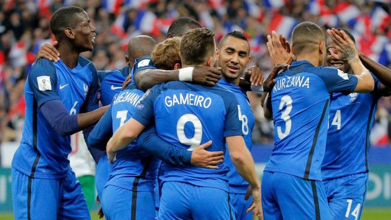 Jugadores de Francia celebran el último gol de Gameiro