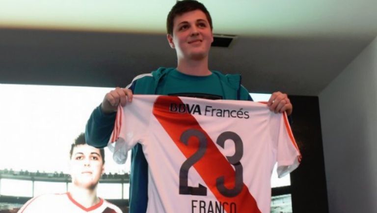Franco presentando su playera del River Plate