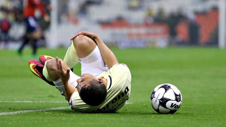 Paul Aguilar tendido en el campo tras sufrir la lesión en Copa MX