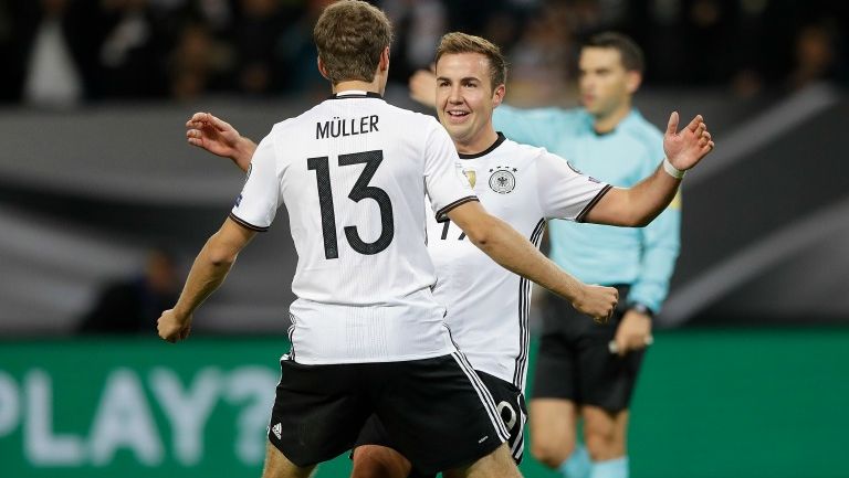 Müller celebra una de sus anotaciones con Götze