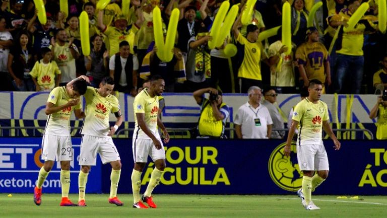 Los jugadores de América celebran junto a Ricardo Marín el gol