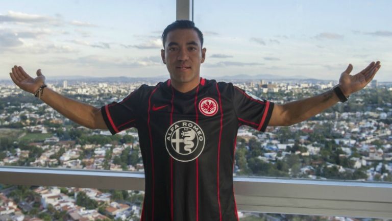 Marco Fabián posa con la camiseta del Eintracht Frankfurt