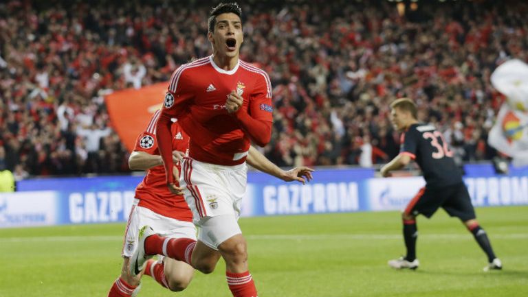 Raúl Jiménez celebra un gol con Benfica