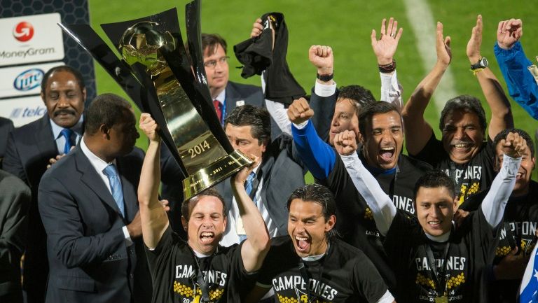 Los jugadores de Cruz Azul levantan la copa de Campeones de Concachampions