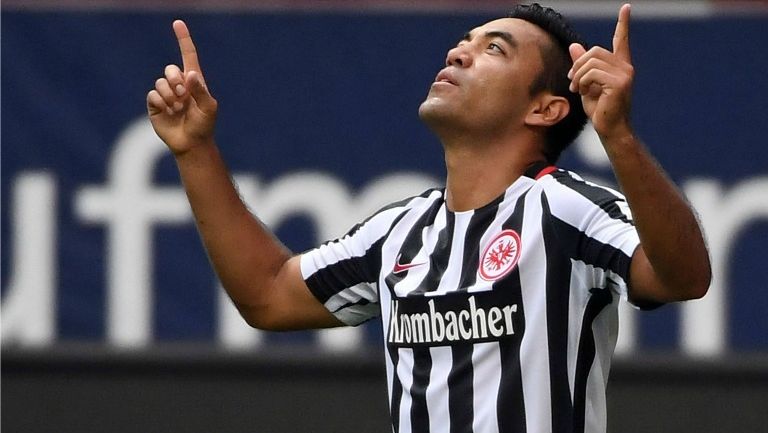 Marco Fabián celebra su tanto con el Frankfurt