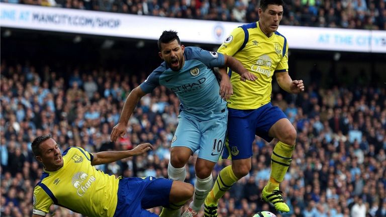 Kun Agüero recibe un golpe por jugadores del Everton