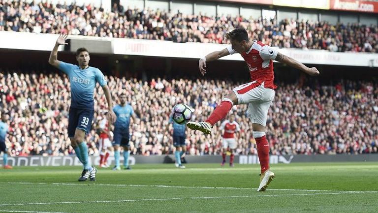 Mesut Özil anota gol frente al Swansea