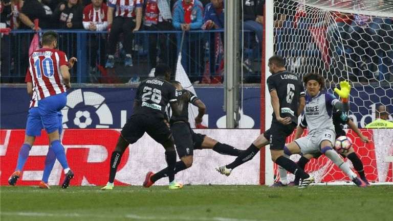 Carrasco dispara a gol a la portería defendida por Guillermo Ochoa