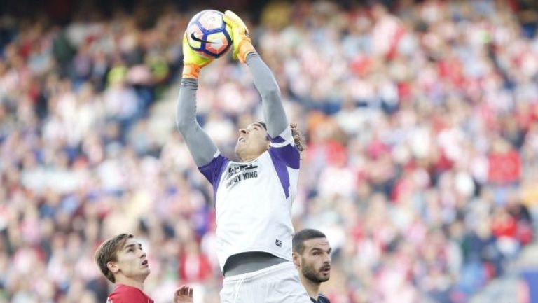 Ochoa agarra un balón durante el partido frente al Atleti