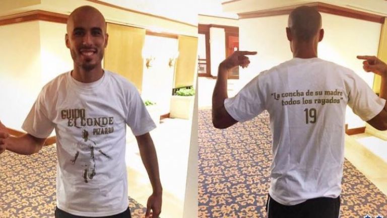 Guido Pizarro posa con la camiseta