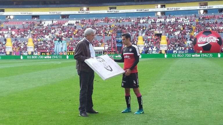 Momento en que Rafa Márquez recibe su reconocimiento