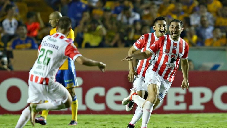 Edgar Espíndola festeja su gol contra Tigres