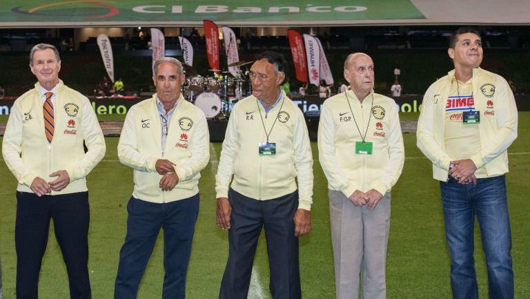 Jugadores históricos durante el homenaje