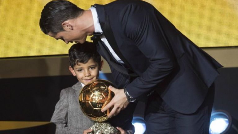 Cristiano Ronaldo con su hijo cuando recibió el Balón de Oro