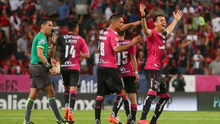 Daniel Arreola celebra su gol de tiro libre frente a Gallos