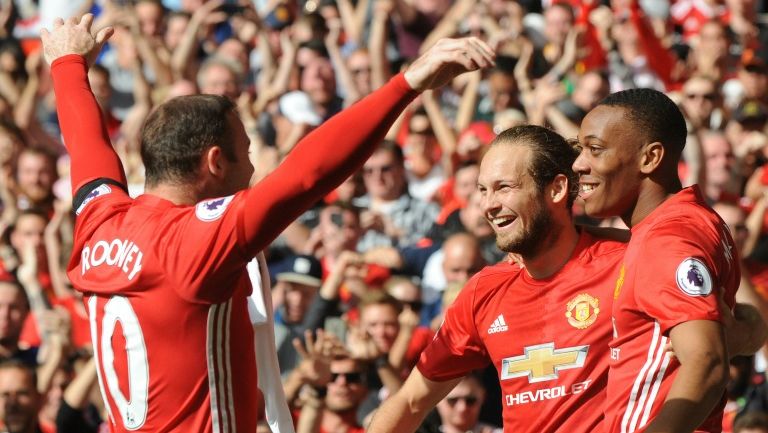 Los jugadores del Manchester United celebran un gol