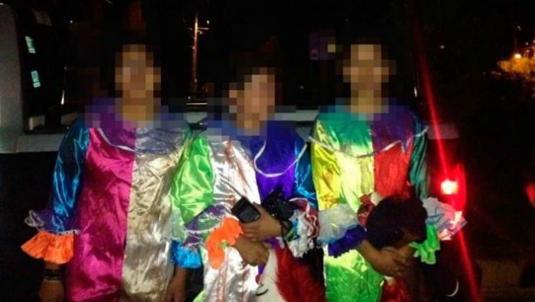 Tres jovenes disfrazados de payasos atrapados por la policía