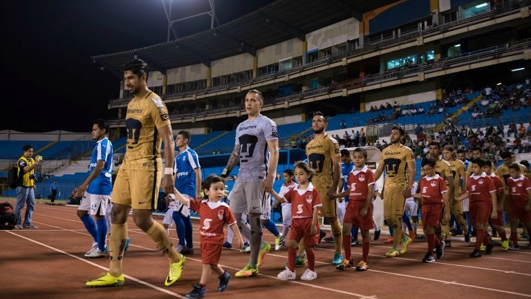 Los jugadores de Pumas saltan al campo para un duelo de Concachampions