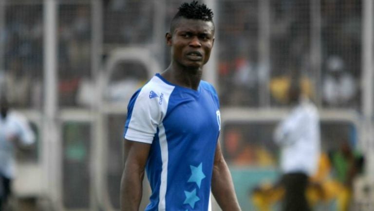 Izu Joseph disputa un duelo con el Shooting Stars Sports Club