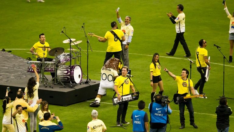 La banda Matute interpreta el himno del Centenario de América