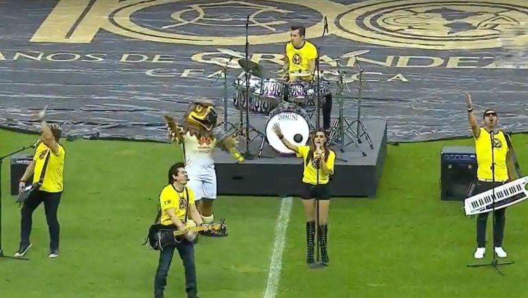 La banda Matute interpreta el himno del Centenario