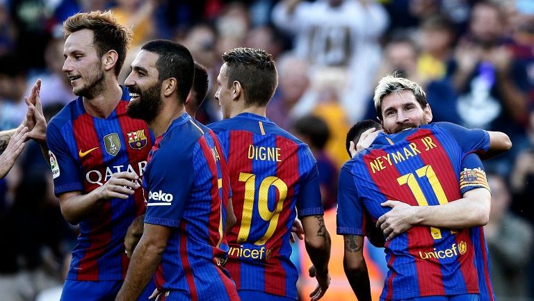 Jugadores de Barcelona se felicitan tras una victoria