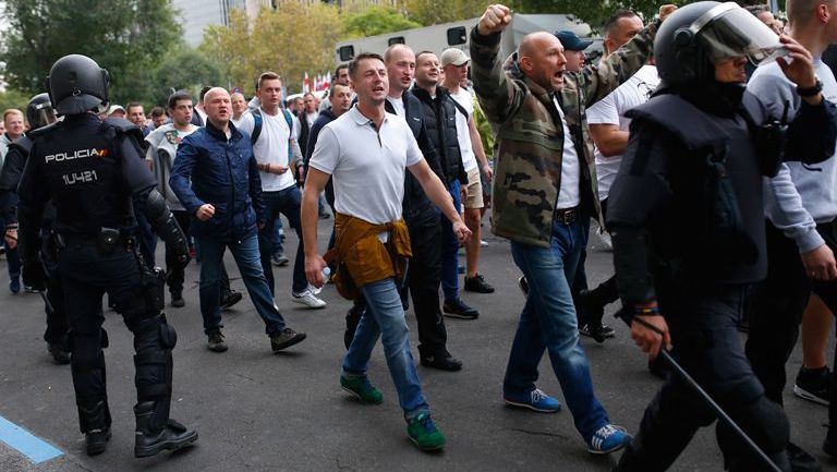 Aficionados del Legia son escoltados por la policía de Madrid