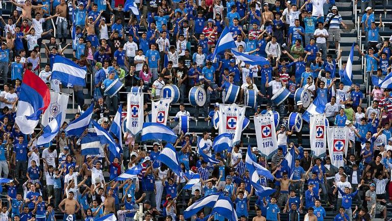 Aficionados de Cruz Azul en el estadio