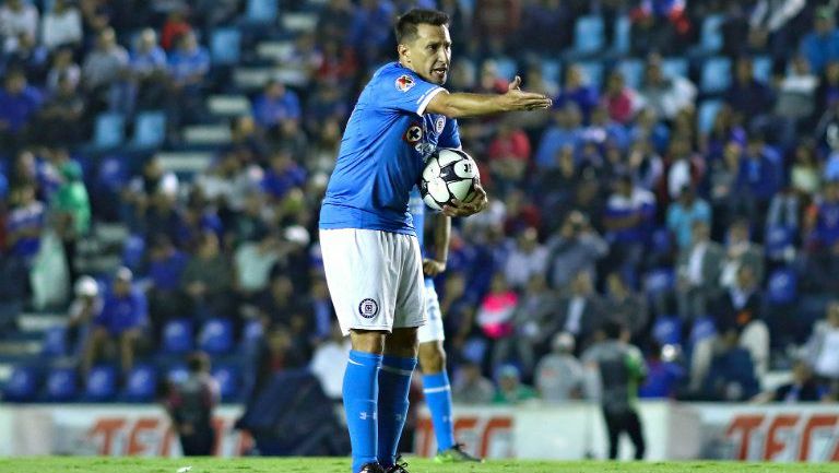 Chaco Giménez reclama durante un partido de Cruz Azul