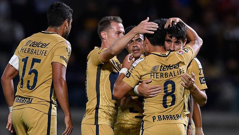 Jugadores de la UNAM festejan tras un gol contra W Connection