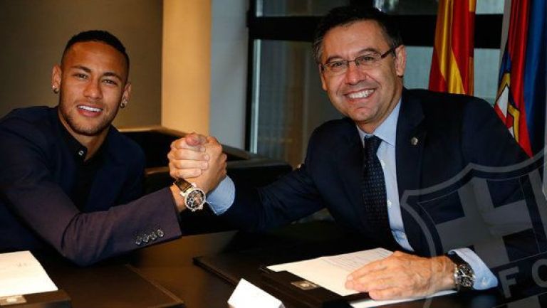 Momento de la firma de contrato de Neymar