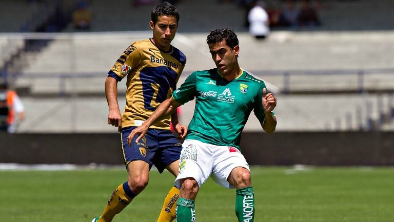 Nery Castillo con la playera de León jugando frente a Pumas