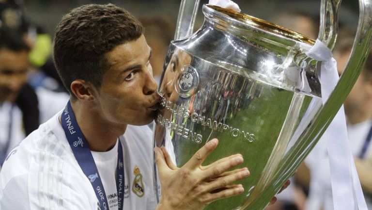 Cristiano Ronaldo besa el trofeo de la Champions League