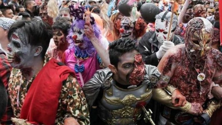 Jóvenes disfrazados en la Marcha Zombie